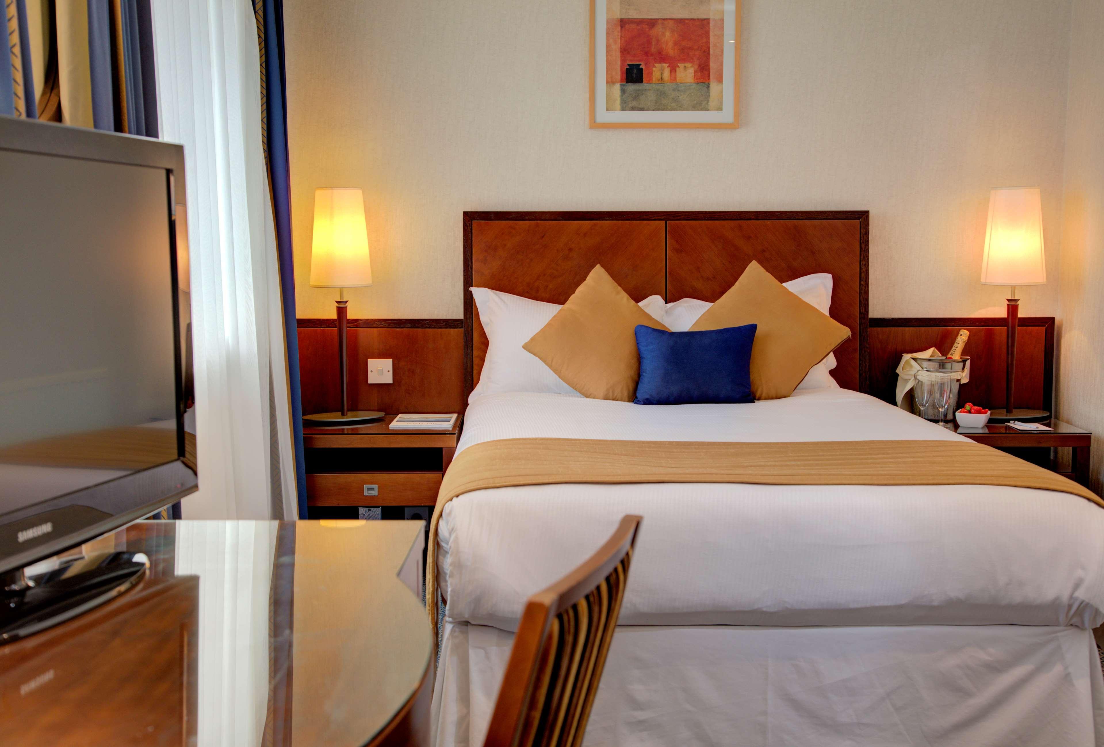 Best Western Homestead Court Hotel Вэлвин Гарден Сити Экстерьер фото